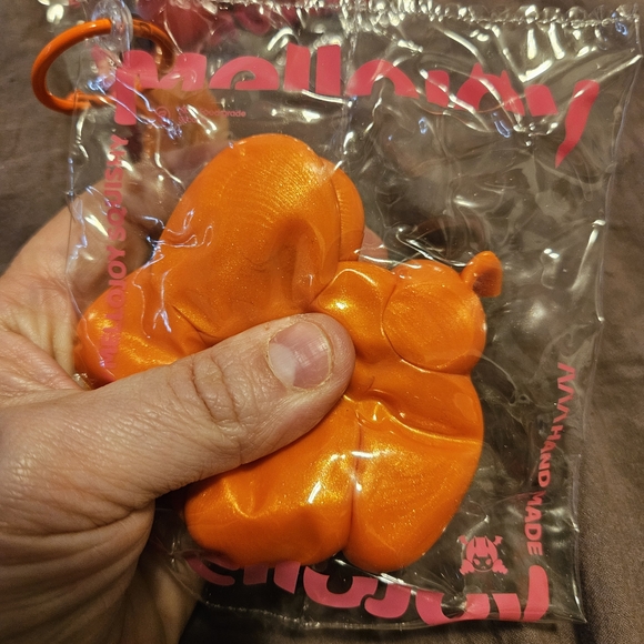 Orange Balloon Dog Keychain - Picture 2 of 2